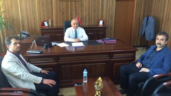 Akyazı Berberler Odası Başkanı  Hasan ÇENGİZ  ve Başkan yardımcısı Mustafa  AYDIN   İlçe Milli Eğitim Müdürü Recep ÖZDEMİRi makamında ziyaret ettiler.