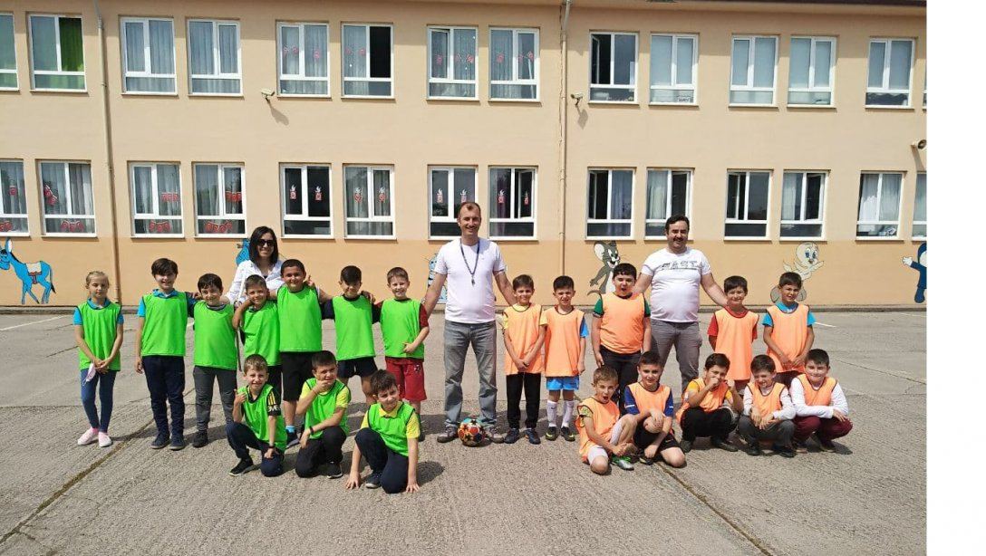 Bu yıl 5'incisi gerçekleşen Nevruz Banoğlu İlkokulu sınıflar arası futbol turnuvasında öğrencilerimiz kıyasıya yarıştılar.  