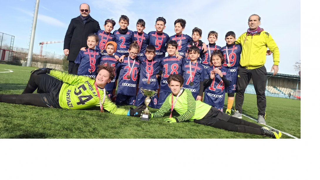 Sakarya Okul Sporları Küçük Erkekler Futbol Turnuvasında ilçemizi temsil eden Paris Ortaokulu'ndan Büyük Başarı