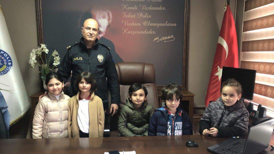 Türk Polis Teşkilatı'nın 177. Kuruluş Yıl Dönümü ve Polis Haftası'nı Kutlamak Üzere J ve J Konuraplp İlkokulu 1. Sınıf Öğrencilerimiz Akyazı İlçe Emniyet Müdürlüğü'nü Ziyaret Etti