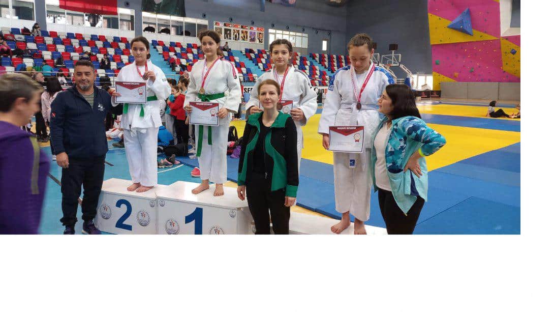 Zonguldak İlinde Yapılan Okul sporları Türkiye Şampiyonası Yarı final Müsabakalarında TOBB Hüsamettin Bayraktar Ortaokulu'nu Temsilen Yarışan Sporcumuz Buğlem Kibritçioglu 3. Oldu
