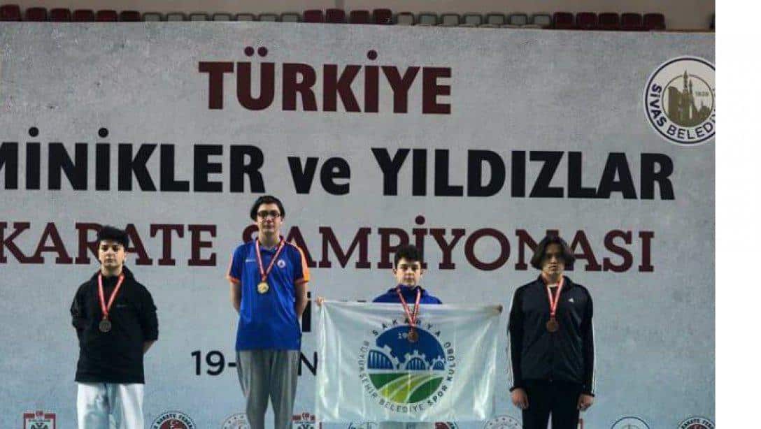 Şehit Ahmet Çondul Ortaokulu 8. Sınıf Öğrencimiz Hamza Berk Başgedik Sivas'ta Düzenlenen Türkiye Minikler ve Yıldızlar Karate Şampiyonası'nda 3. Oldu