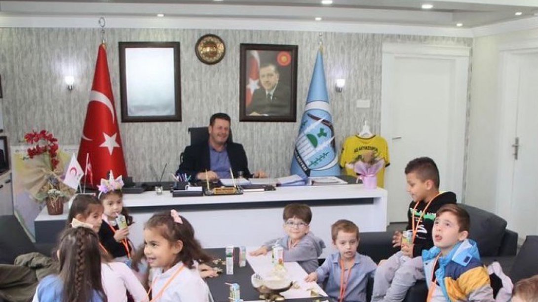 İnönü Anaokulu Öğrencileri Akyazı Belediye Başkanı Bilal SOYKAN'ı ziyaret etti.