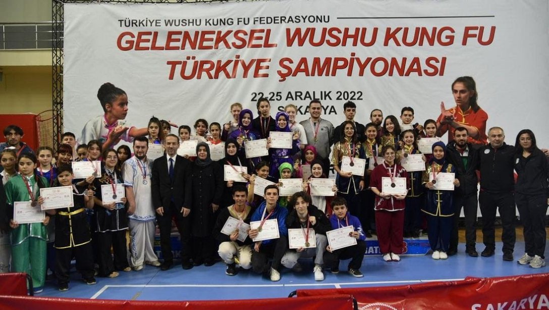 Eyyup Genç Fen Lisesi Öğrencimiz Ecrin Çokhamur Türkiye Şampiyonu Oldu.
