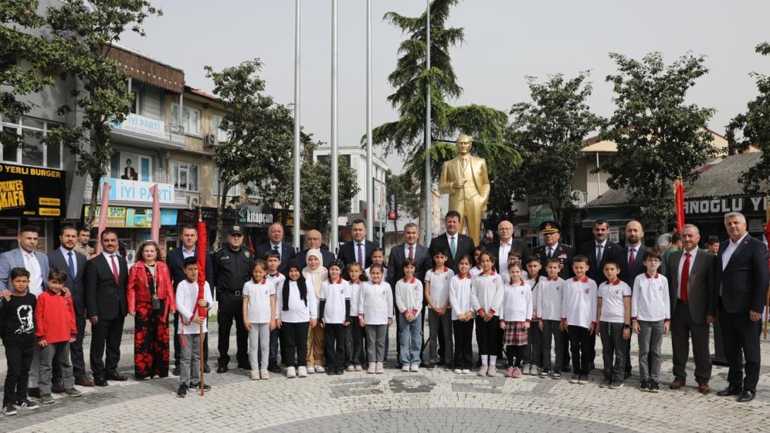 23 Nisan Ulusal Egemenlik ve Çocuk Bayramı Kutlamaları Kapsamında Atatürk Anıtına Çelenk Sunma Töreni Gerçekleştirildi.