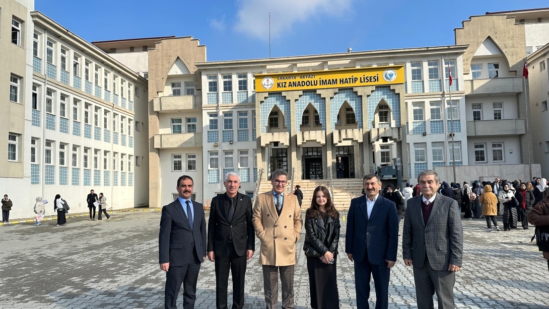 Akyazı Kaymakamı Sn. Mustafa İkbal EŞKİ ve İlçe Milli Eğitim Müdürümüz Sn. Hasan CAN Akyazı Kız İmam Hatip Lisesi'nde öğrencilerin karne sevincine ortak oldular.